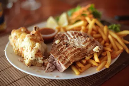 Gegrilltes mit Beilagen Gegrilltes mit Beilagen